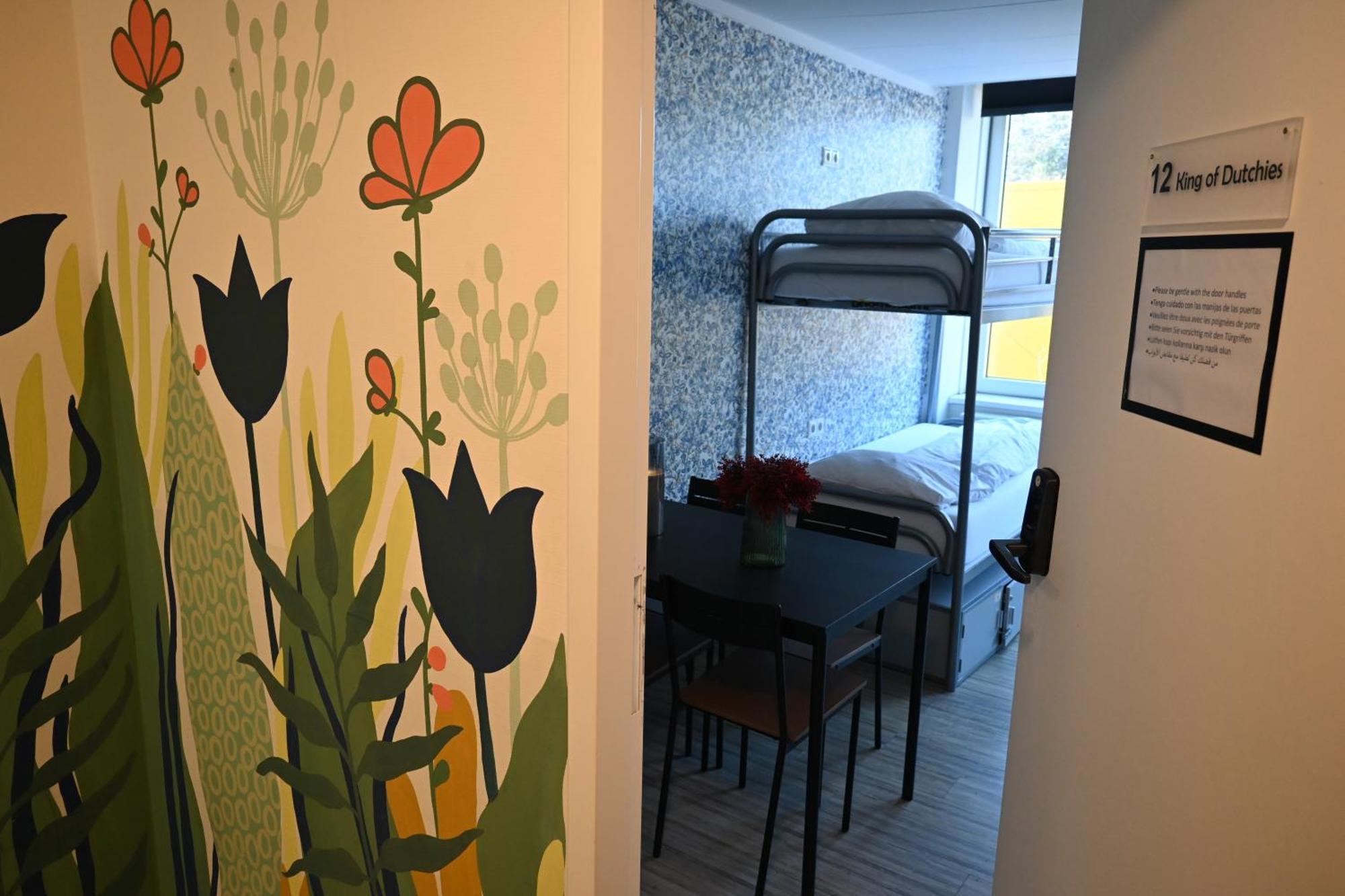 Dutchies Hostel Amsterdam Exterior photo