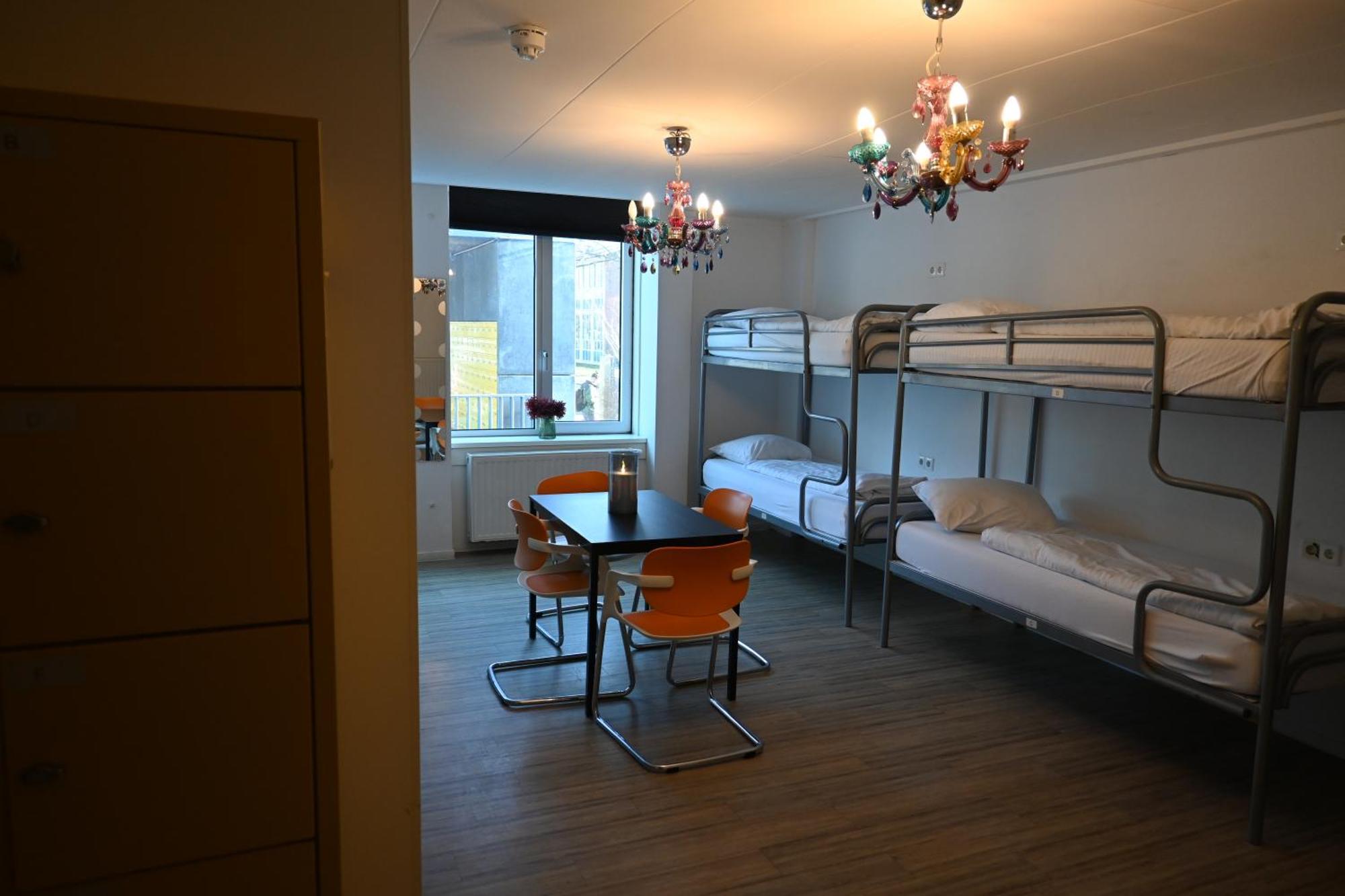 Dutchies Hostel Amsterdam Exterior photo